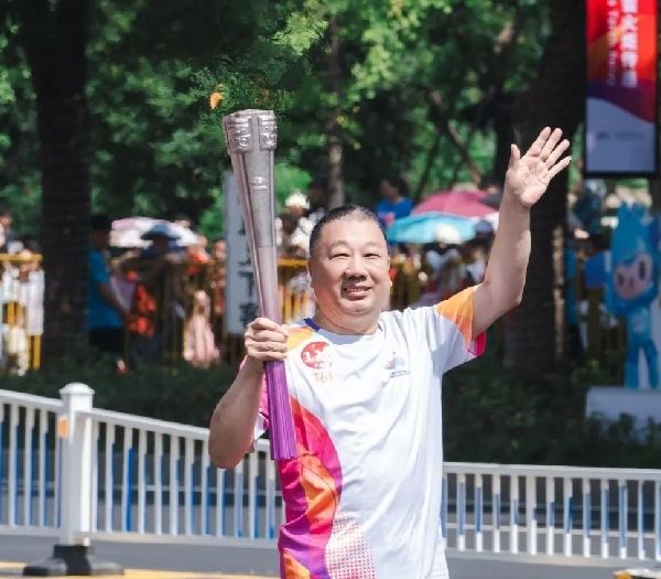 浙江永利3044noc股份董事长李国平先生圆满完成杭州第19届亚运会火炬传递